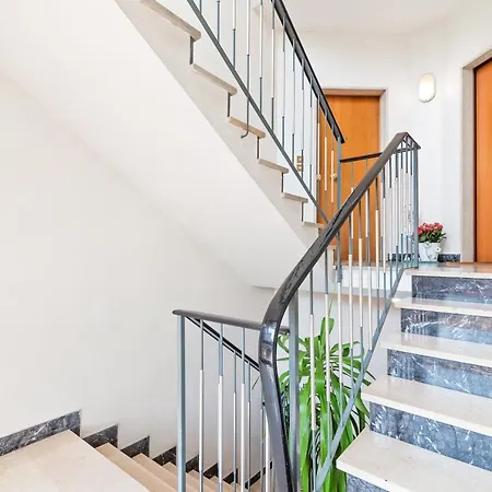 Guesthost - Terrace Flat *