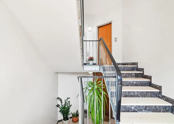 Guesthost - Terrace Flat Apartment